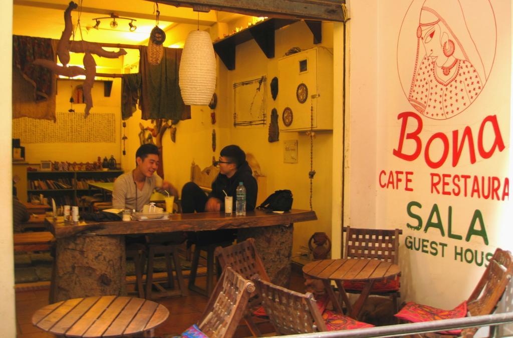 Bona Cafe Restaurant & Sala Guest House Waranasi Zewnętrze zdjęcie